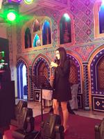 Sängerin bei der Abendunterhaltung / Abendessen