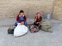 zwei Frauen in der Innenstadt von Chiwa