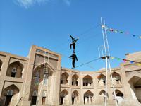 Vorführung der Zirkusfamilie Darbozschi in der Medrese Feruz Khan 