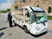 Elektro-Mobile auf dem Gelände des Darat-Tilawat-Komplexes in Schachrisabs