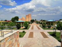 Blick über die Parkanlage Richtung Daras-Saodat Komplex in Schachrisabs