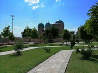 Blick über die Parkanlage Richtung Darat-Tilawat-Komplex in Schachrisabs