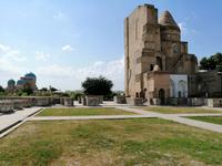 links: Darat-Tilawat-Komplex; rechts: Daras-Saodat Komplex