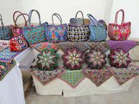 Handwerkskunst auf dem Gelände des Darat-Tilawat-Komplexes in Schachrisabs