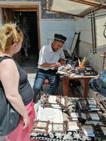 Der Kalligraph bei der Arbeit auf dem Registan in Samarkand