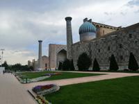 Seitenansicht auf die Sherdor-Medrese, Registan in Samarkand
