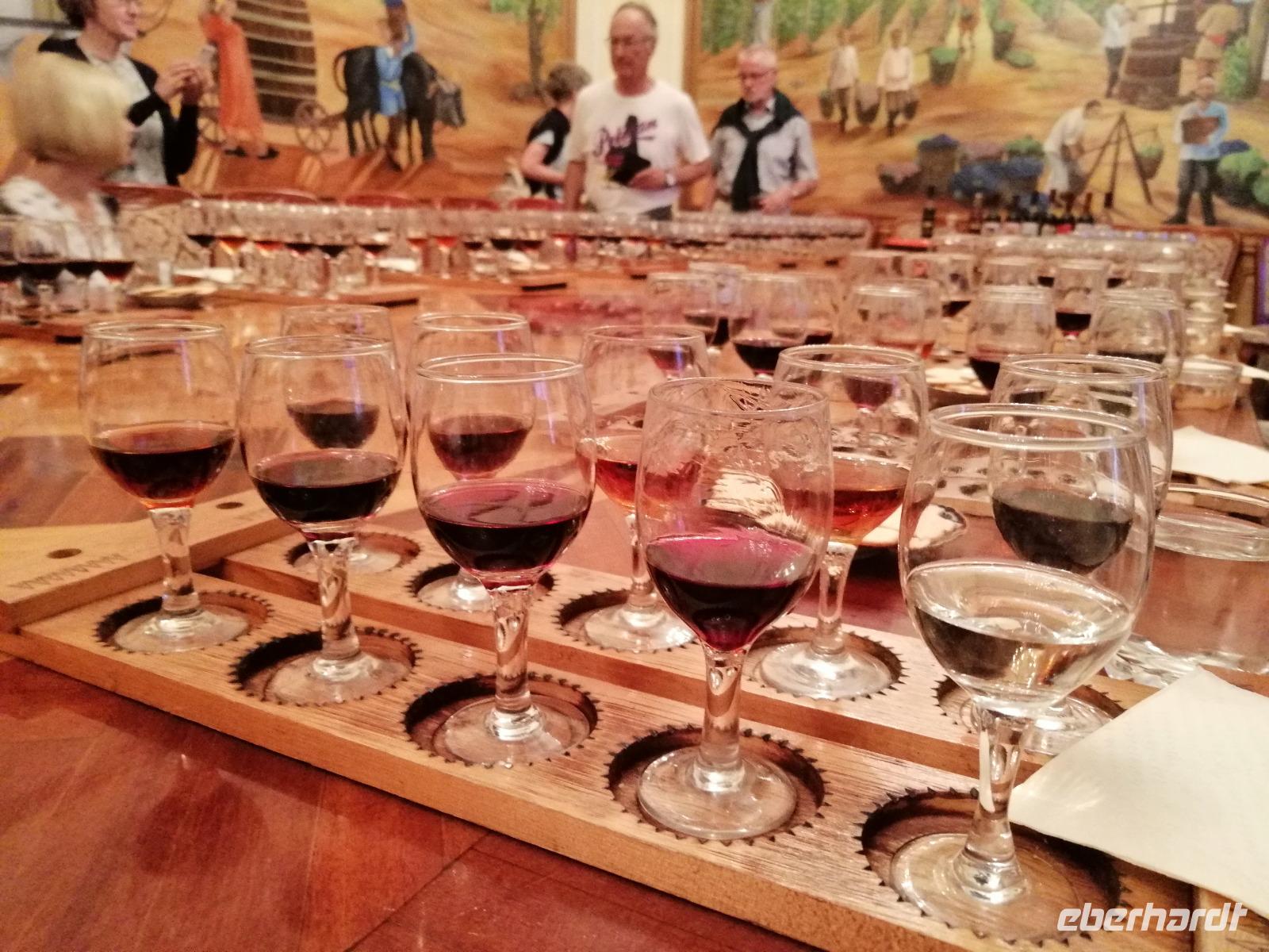 Weinverkostung in der Weinkellerei des Weinmuseums in Samarkand