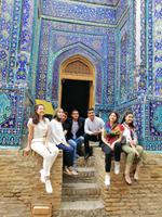 Studentengruppe im Shakhi-Zinda Nekropol in Samarkand