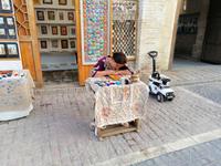 Straßenkünstlerin in Buchara