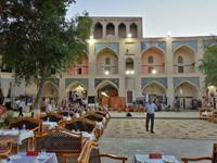 Abendessen im Innenhof der Nadir-Divan-Begi-Medresse in Buchara