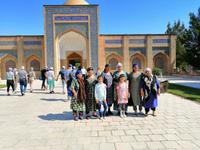 eine usbekische Familie vor dem Bobi-Islom-Darvozasi-Komplex