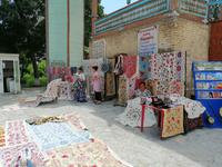 Teppichhändler im Innenhof von Sitorai Mohi Xosa, bei Buchara