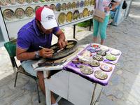 Kunsthandwerker im Innenhof von Sitorai Mohi Xosa, bei Buchara