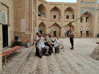 Besuch der Zirkusfamilie Darbozschi in der Medrese Feruz Khan, Chiwa