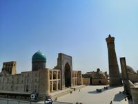 Miri-Arab-Medrese (links) und Kalon-Minarett (rechts), Buchara