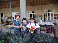 Besuch einer usbekischen Großfamilie auf dem Weg nach Samarkand