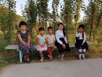 Besuch einer usbekischen Großfamilie auf dem Weg nach Samarkand