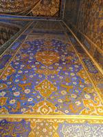 Tillakori-Medrese, Ornamente der Wandbemalung mit Löchern zur Entfeuchtung, Registan-Platz, Samarkand