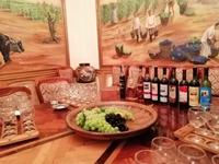 Weinverkostung in der Weinkellerei von Professor Chovrenko, Samarkand