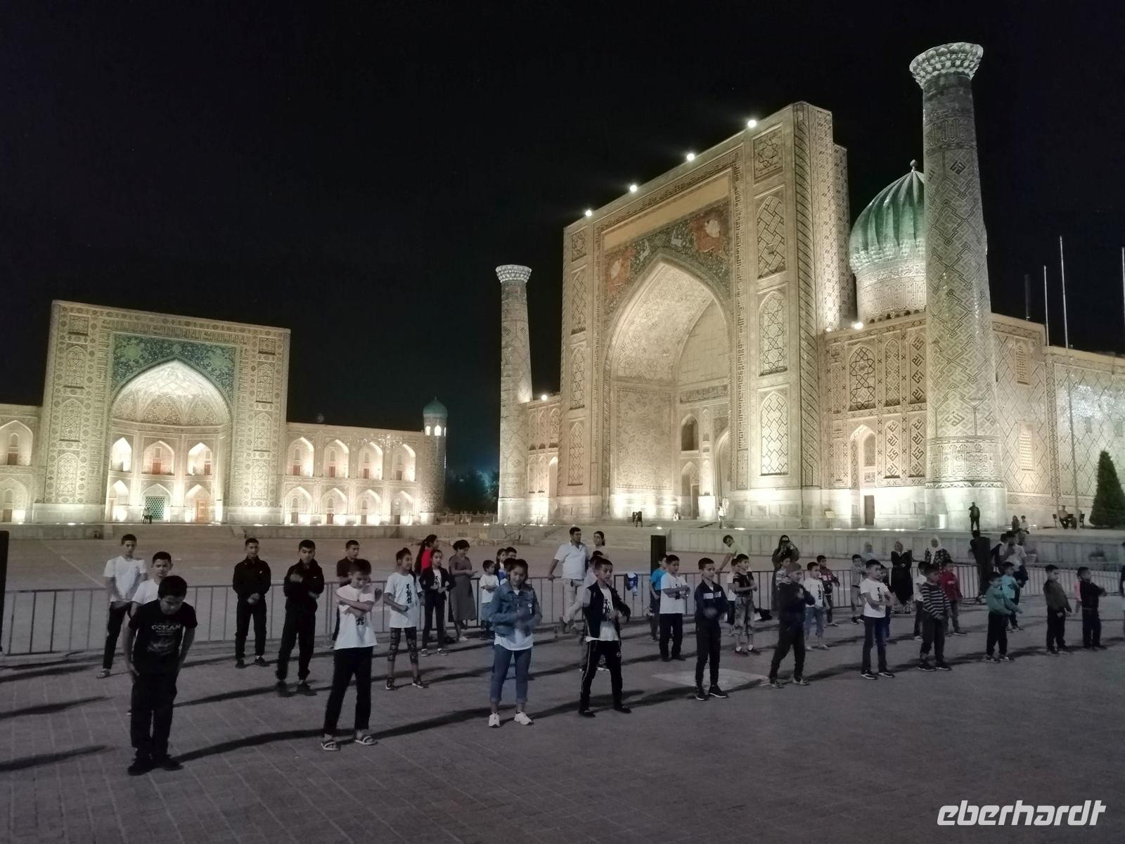 Registan-Platz abends, Samarkand