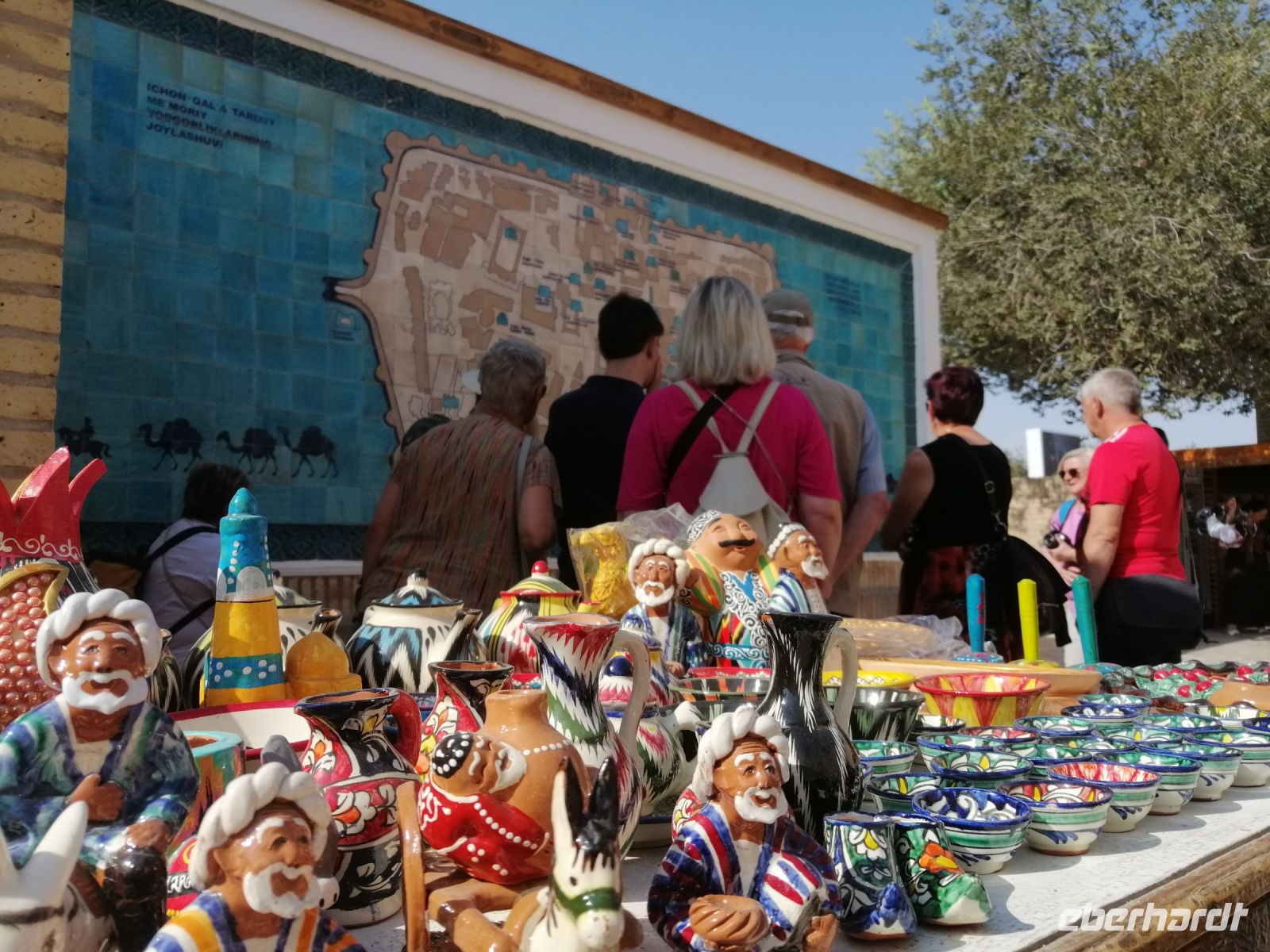 Beginn der Stadtführung am Stadtplan von Chiva