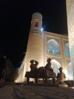 Figuren aus dem usbekischen Alltag vor unserem Hotel: Orient Star Chiva