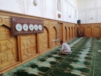 Ein Betender in einer Mosche in Chiva