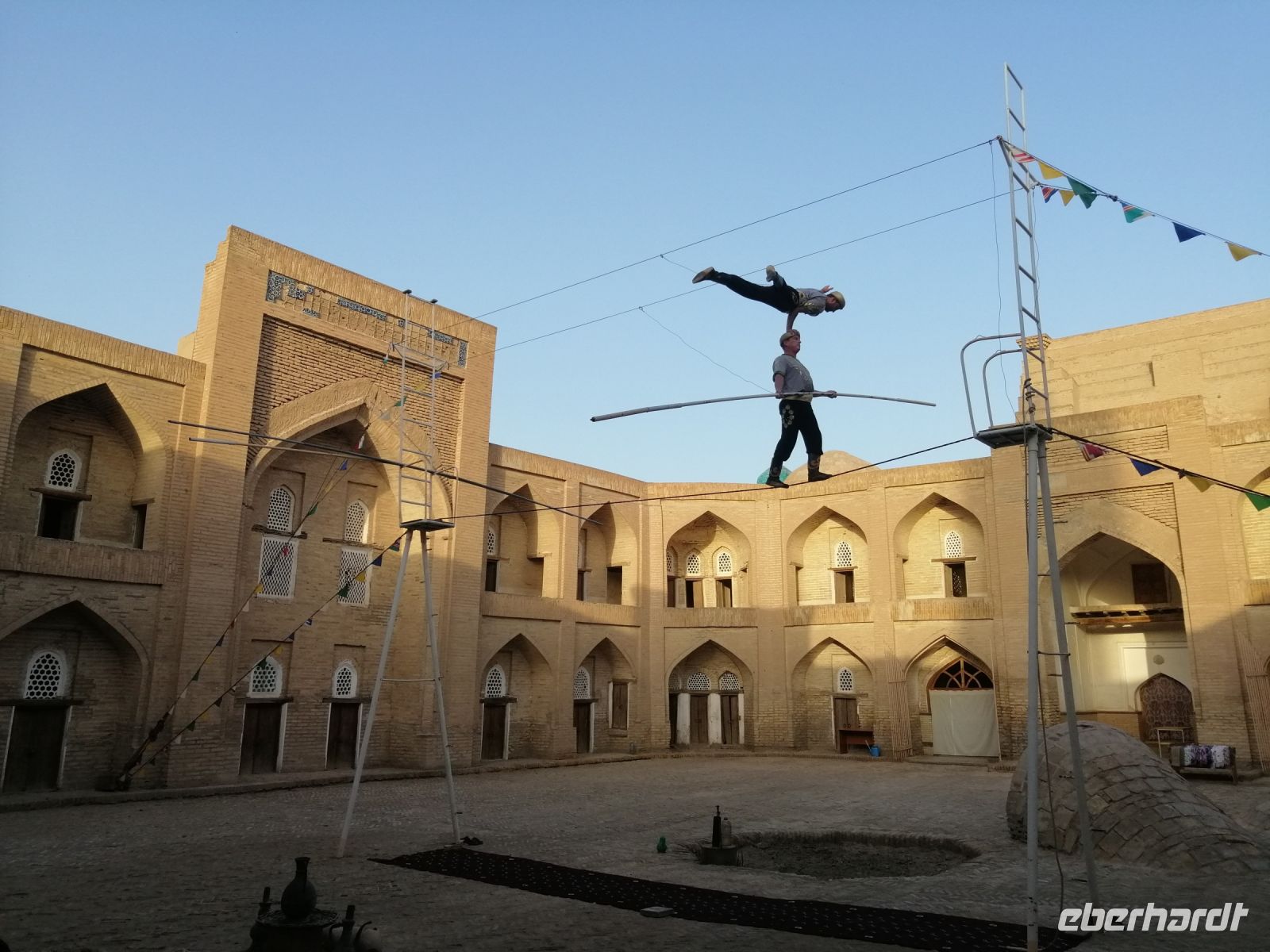 während der Vorführung der Zirkusfamilie Darbo Zschi in der Medresse Feruz Khan, Chiva