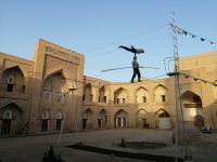 während der Vorführung der Zirkusfamilie Darbo Zschi in der Medresse Feruz Khan, Chiva