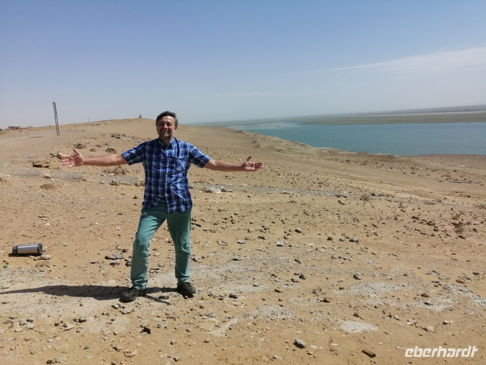 Fotostopp an der Grenze zu Turkmenistan: im Hintergrund der Fluß Amudarja