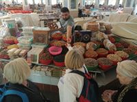 Verkostung der Trockenfrüchte auf dem Basar in Buchara mit dem grünen Tee