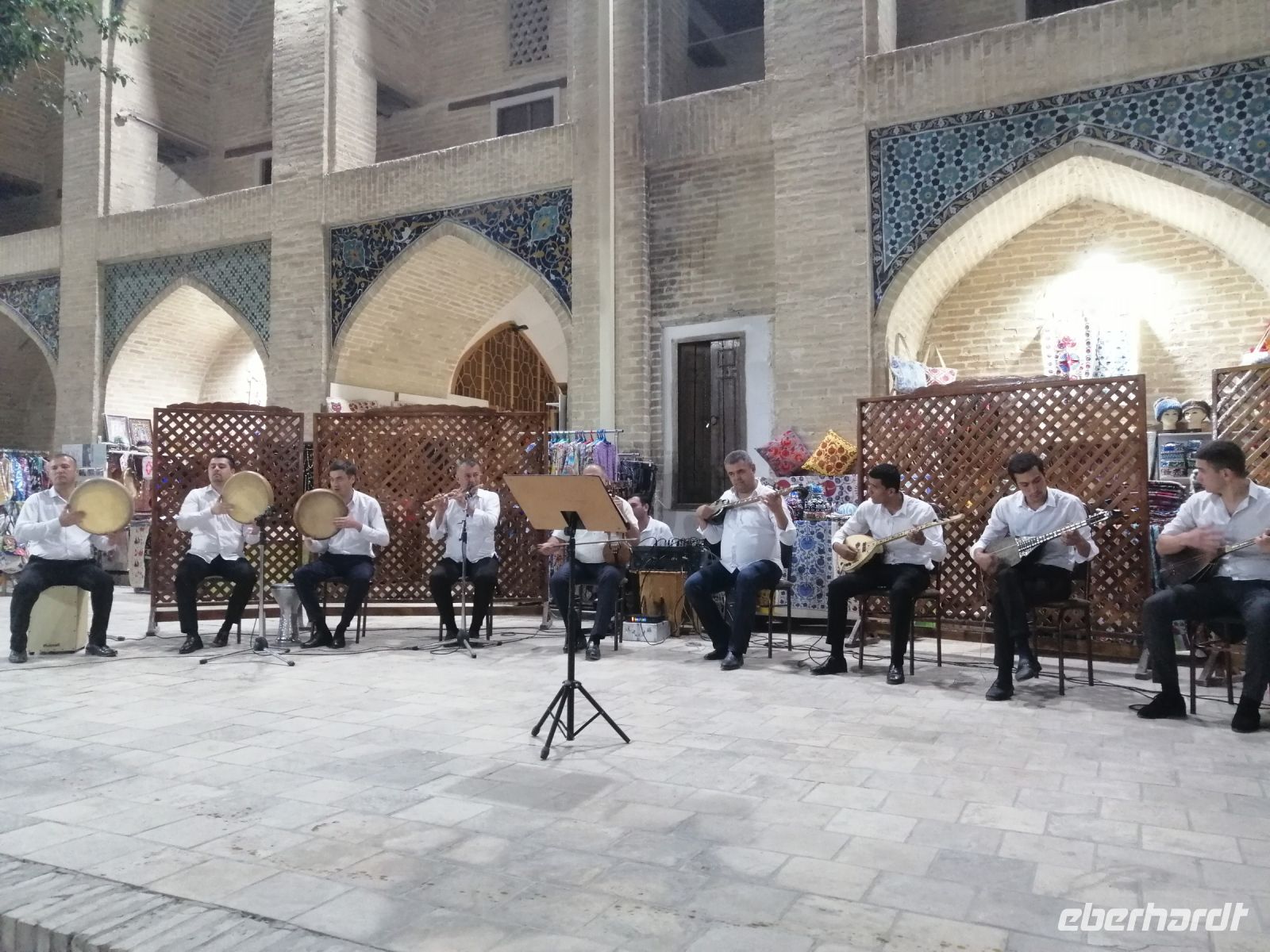traditioneller Folkloreabend in der Nodir-Devon-Begi Medrese