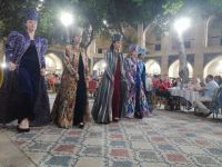 Modenschau in der Nodir-Devon-Begi Medrese