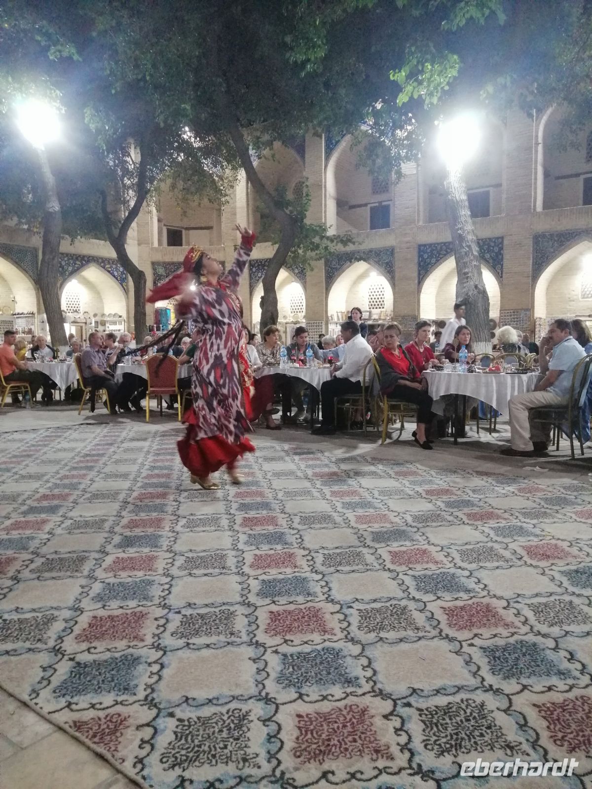 traditioneller Folkloreabend in der Nodir-Devon-Begi Medrese