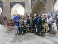 Folklore-Team in der Nodir-Devon-Begi Medrese