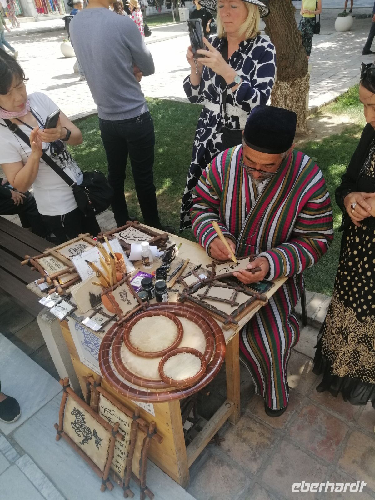 Kalligraphie-Künstler bei der Arbeit im Hof der Ulug-Bek-Medrese, Registan-Platz in Samarkand