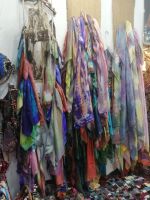 Seidentücher im Atelier von Valentina Romamenko, Samarkand