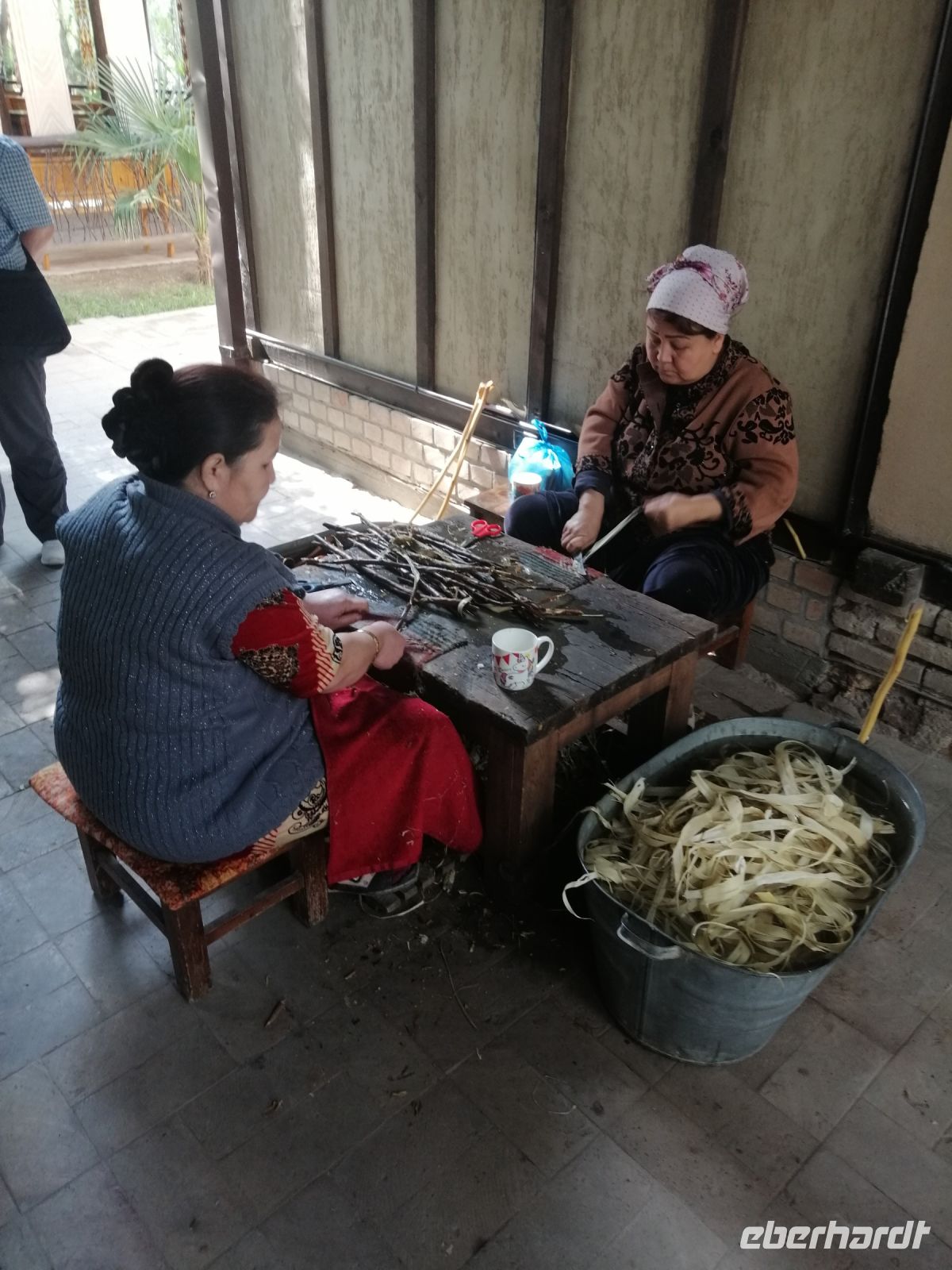 Besichtigung der Seidenstoff-Papierfabrik: Bearbeitung der Maulbeerbaumrinde, Samarkand