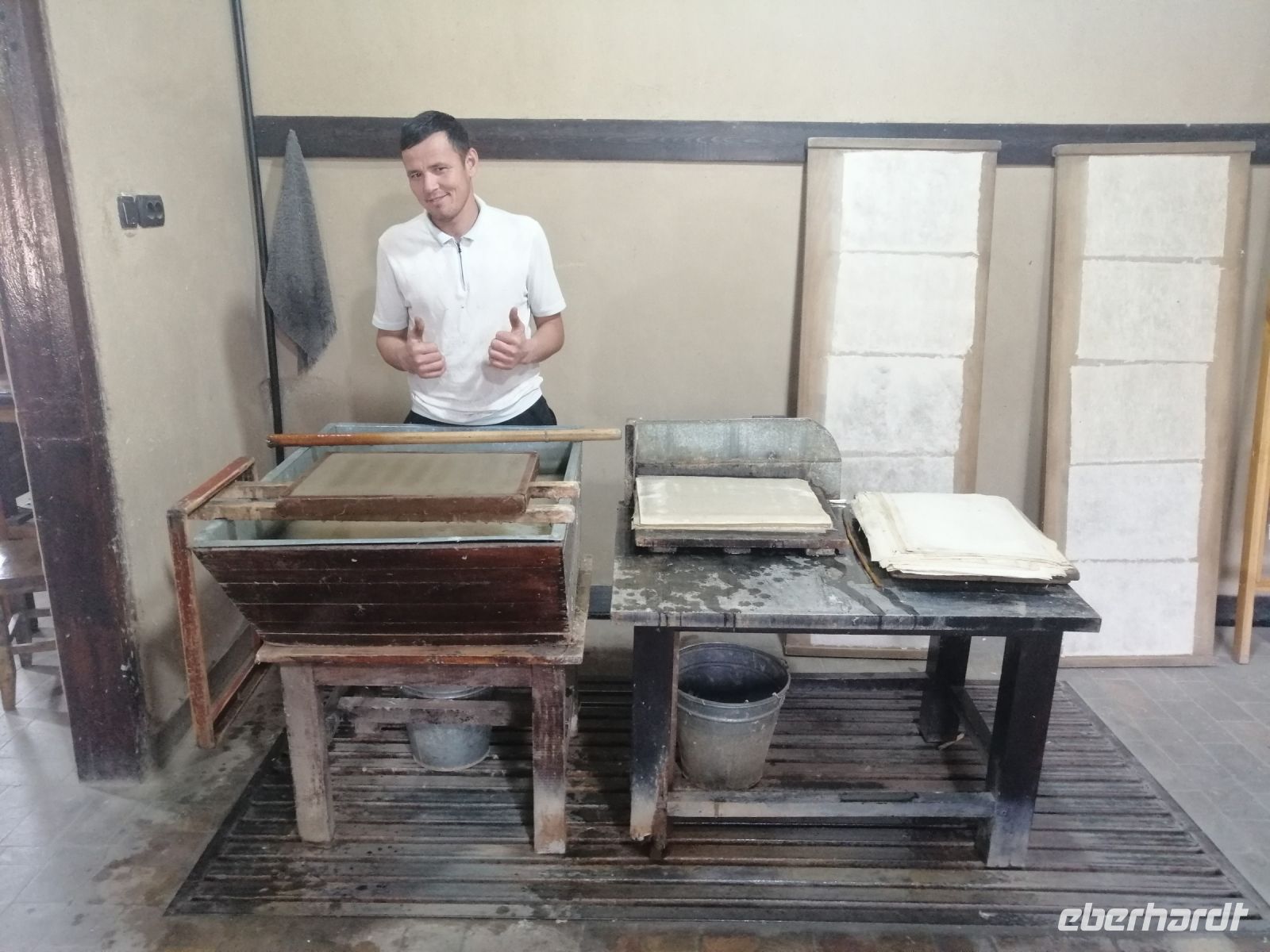 Besichtigung der Seidenstoff-Papierfabrik: Erläuterung der Arbeitsprozesse, Samarkand