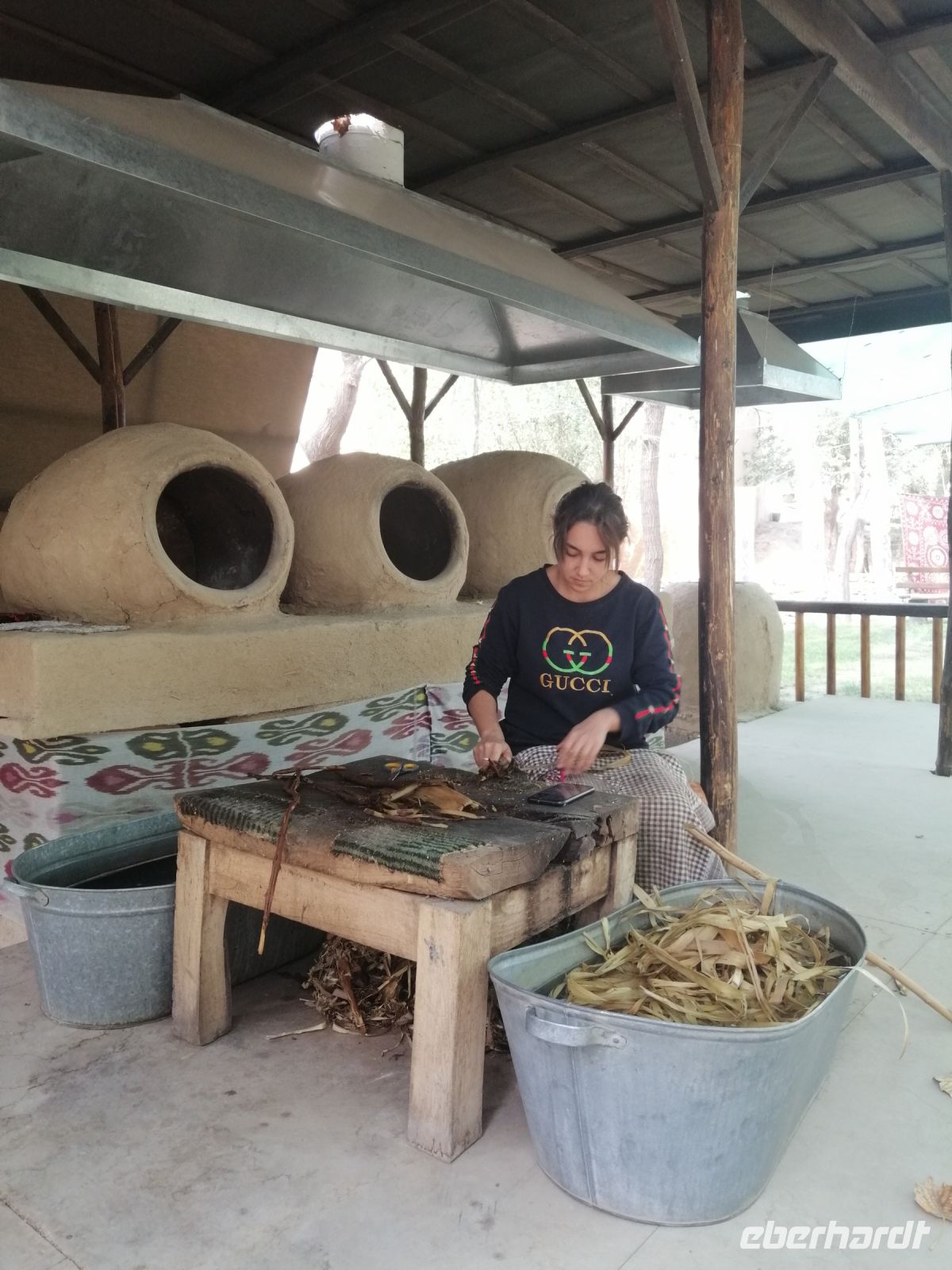 Seidenstoff-Papierfabrik: Bearbeitung der Maulbeerbaumrinde, Samarkand