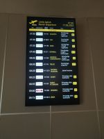 Infotafel für Abflüge: unsere Maschine sollte um 9 Uhr nach IST starten