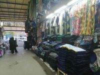 Chorsu-Basar in Taschkent, Abteilung für Tschapan (usbekischer Mantel)