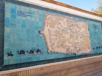 Beginn der Stadtführung am Stadtplan in Chiwa