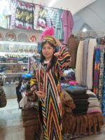 junge Usbekin beim Einkaufen im Allakuli Khan Karavanserai, Chiwa