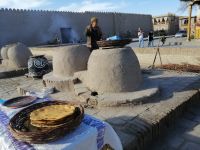Kräuter-Fladenbrot direkt aus dem Tandur (Brotbackofen), Chiwa