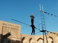 Zirkusvorführung von der Familie Darbozschi in der Medresse Feruz Khan, Chiwa