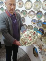 Ein Handwerker präsentiert seine Kunstwerke, Buchara