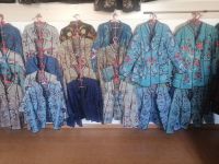 farbenprächtige Kleider der einheimischen Händler auf den Basaren in Buchara