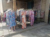 farbenprächtige Kleider der einheimischen Händler auf den Basaren in Buchara