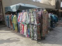 farbenprächtige Kleider der einheimischen Händler auf den Basaren in Buchara